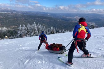 Unfall beim Skifahren: Bergretter machen sich am Fichtelberg fit für den Notfall - Sachsens Bergretter bei der Winterübung vor einem Jahr am Großen Aber im Bayerischen Wald.