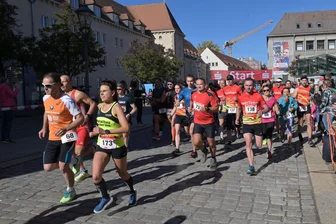 Unfall beim Zwickauer Stadtlauf: Verein zahlt Schmerzensgeld an verletzte Fußgängerin - Mehr als 1000 Läufer gingen 2023 an den Start. Einer davon war in einen Unfall verwickelt.