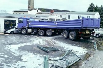 Unfall durch Straßenglätte: Lkw kracht auf Hof in vier Autos - 