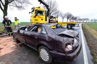 Unfall durch überhöhte Geschwindigkeit: 28-Jähriger überschlägt sich im Seitengraben -