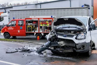 Unfall endet mit hohem Sachschaden - 