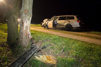 Unfall-Fahrer lässt VW-Wrack zurück - Unfall-Fahrer lässt VW-Wrack zurück