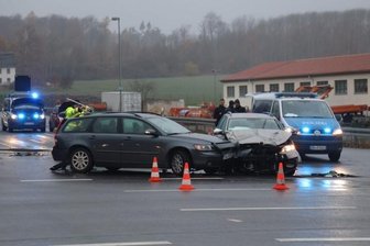 Unfall fordert drei Verletzte - 