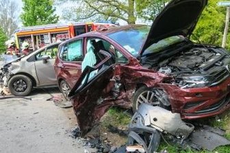 Unfall: Helikopter fliegt Verletzten aus - Bei dem Unfall sind drei Menschen verletzt worden.