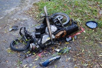 Unfall: Hubschrauber fliegt schwerverletzten Schüler aus - Von dem Moped blieb nur noch ein Schrotthaufen übrig.