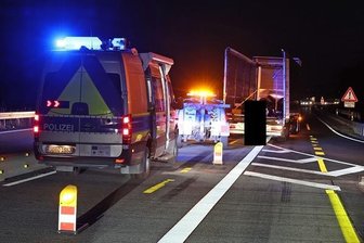 Unfall im Baustellenbereich: A4 ab Auffahrt Glauchau-West gesperrt - Der Verkehr wurde links am Lkw vorbeigeleitet. Seit Beginn der Bergungsarbeiten ist die A4 ab der Auffahrt Glauchau-West gesperrt.
