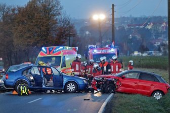 Unfall im Berufsverkehr: Straße zwischen Zwickau und Crimmitschau voll gesperrt - Ein schwerer Verkehrsunfall hat am Mittwochfrüh im Berufsverkehr zur Vollsperrung der Dänkritzer Landstraße kurz vor Crimmitschau gesorgt. 
