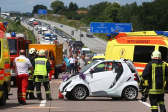 Unfall im Brautkleid: Ausgefallene Hochzeit beschäftigt nun Gericht - Es war ein tragischer Unfall, der sich im August 2016 auf der A 4 ereignete. In dem Smart saßen eine junge Frau und ihr Vater. Sie waren auf dem Weg zum Standesamt, als der Unfall geschah. 