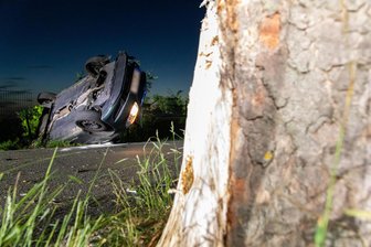 Unfall im Erzgebirge: 18-Jährige prallt mit Skoda gegen Baum - Eine 18-Jährige verlor bei Ursprung die Kontrolle über ihr Fahrzeug:
