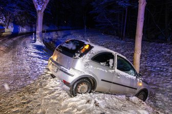 Unfall im Erzgebirge: 19-Jähriger fährt mit Opel gegen Baum - Ein Opel-Fahrer verlor im Erzgebirge die Kontrolle über sein Auto.