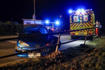Unfall im Erzgebirge: 76-Jährige prallt mit Peugeot gegen Geländer - Ein Peugeot ist in Bad Schlema gegen ein Geländer geprallt.