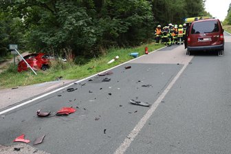 Unfall im Erzgebirge: Auto überschlägt sich – zwei Verletzte - Blick auf die Unfallstelle im Erzgebirge.