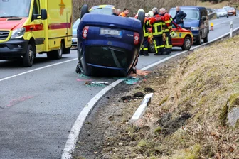 Unfall im Erzgebirge: Auto überschlägt sich - Ein Unfall hat sich am Sonntagnachmittag auf der B 283 zwischen Bockau und Aue ereignet.