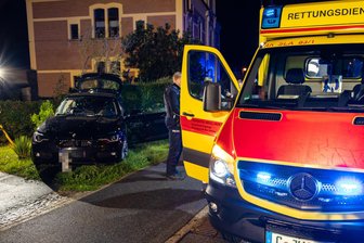 Unfall im Erzgebirge: BMW-Fahrer verliert in Kurve die Kontrolle – drei Verletzte - Ein Unfall hat sich am Donnerstag in Bad Schlema ereignet.