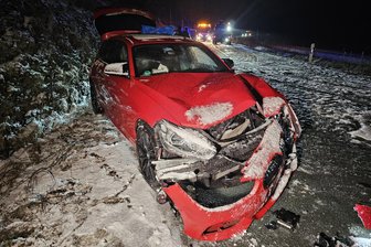 Unfall im Erzgebirge: BMW kollidiert mit entgegenkommendem Skoda - Bei einem Unfall im Breitenbrunner Ortsteil Erlabrunn entstand Sachschaden in Höhe von rund 20.000 Euro.