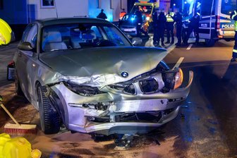 Unfall im Erzgebirge: BMW kollidiert mit Opel – Ein Verletzter, Tausende Euro Schaden - Am späten Dienstagabend kollidierte in Schwarzenberg ein BMW mit einem Opel.
