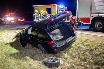 Unfall im Erzgebirge: BMW kommt von Fahrbahn ab und landet im Graben - Ein BMW ist am Donnerstagnachmittag von der Pflockenstraße bei Oelsnitz/Erz abgekommen und in den Graben gefahren.