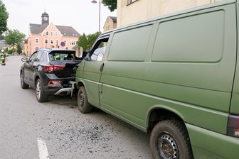 Unfall im Erzgebirge: Fünfjährige unter den drei Verletzten - Der Unfall passierte in Sichtweite des Raschauer Rathauses.