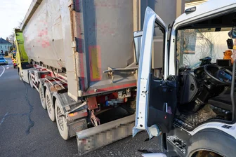 Unfall im Erzgebirge mit mehreren Verletzten – Was bislang bekannt ist - Zwei Lkw und zwei Pkw sind in den schweren Unfall in Annaberg-Buchholz verwickelt gewesen.