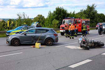 Unfall im Erzgebirge: Motorradfahrer nach Zusammenprall schwer verletzt - Ein schwerer Verkehrsunfall hat sich am Mittwoch auf der B 169 in Schneeberg ereignet.