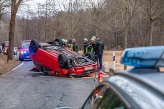 Unfall im Erzgebirge: Opel prallt gegen Baum und kippt um, Fahrerin schwer verletzt - Die Fahrerin wurde schwer verletzt.