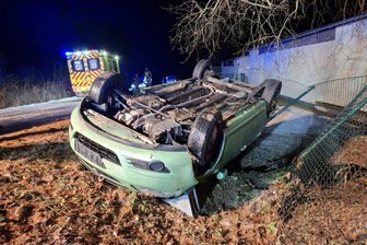 Unfall im Erzgebirge: Opel überschlägt sich - Ein Unfall hat sich am Dienstagabend bei Großrückerswalde ereignet.