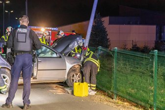 Unfall im Erzgebirge: Pkw kollidiert mit Straßenlaterne - In Neuwürschnitz ist am Donnerstagabend ein Auto gegen eine Straßenlaterne gefahren.