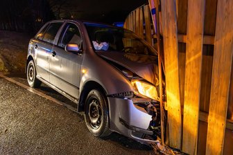 Unfall im Erzgebirge: Skoda-Fahrerin kollidiert mit Zaun – hoher Sachschaden - Die Fahrerin eines Skoda ist am Mittwochabend auf der B 101 in Lauter-Bernsbach verunglückt.