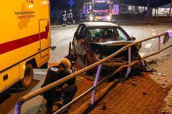 Unfall im Erzgebirge: VW-Fahrerin in Raschau-Markersbach verletzt - Die Fahrerin eines VW wurde am Montagabend bei einem Unfall in Raschau-Markersbach leicht verletzt.