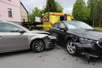 Unfall im Erzgebirge: Zwei Verletzte bei Zusammenstoß - 17.000 Euro Schaden - Bei dem Unfall in Schneeberg wurden am Montag zwei Menschen verletzt.