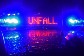 Unfall im oberen Vogtland: Autofahrer kurz vor B 92 schwer verletzt - Ein 37-jähriger Mann ist bei einem Unfall im Vogtland schwer verletzt worden.