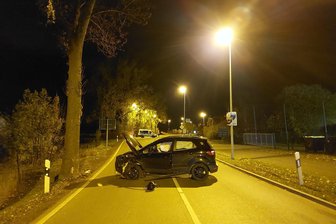Unfall im Vogtland: Auto kracht in Oelsnitz gegen Baum - Aus bislang ungeklärter Ursache rammte das Auto einen Baum.