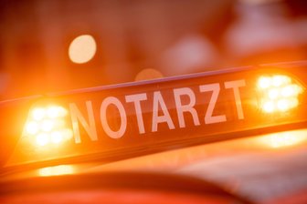 Unfall im Vogtland: Autofahrerin nimmt Notarzt die Vorfahrt - In Markneukirchen kam es zu einem Unfall mit einem Notarzt-Fahrzeug.
