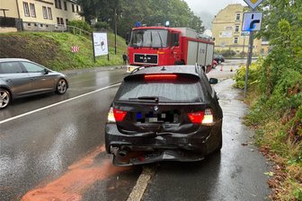 Unfall in Aue: BMW und Transporter stoßen zusammen - Ein BMW und ein Transporter stießen zusammen.