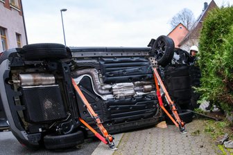 Unfall in Aue: Fahrerin legt Ford auf die Seite - Unfall an der Auerhammer Straße: Erst rammte ein Ford eine Pflanzkübel-Mauer, dann kippte er auf die Seite.
