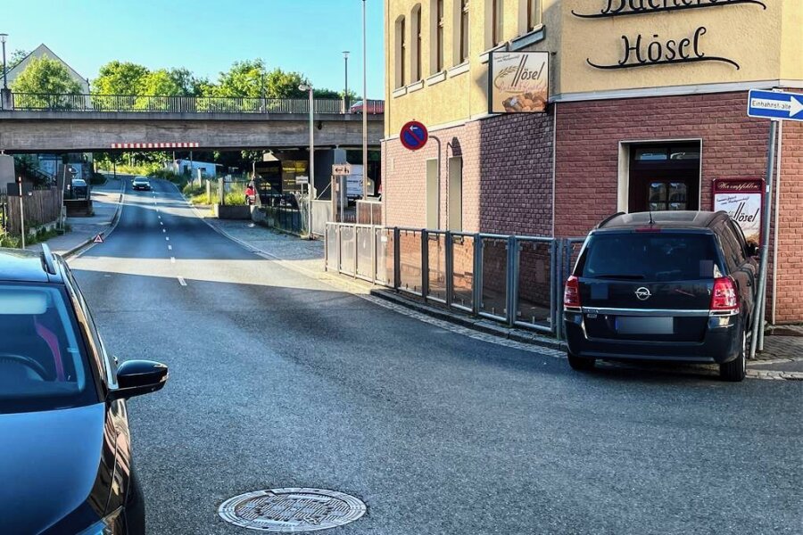 Unfall in Aue: Opel kracht an Bäckerei - Der Opel krachte direkt in den Eingang der Bäckerei. Verletzt wurde offenbar niemand. 