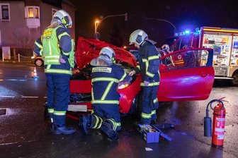Unfall in Auerbach: Zwei Verletzte und hoher Sachschaden -