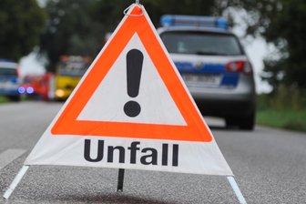 Unfall in Bergen: Auto überschlägt sich und prallt gegen einen Baum - Bei einem Unfall in Bergen wurde ein Mann verletzt.