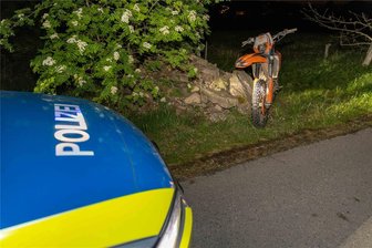 Unfall in Berthelsdorf führt zu schweren Verletzungen - Mit einer Cross-Maschine KTM stieß ein 40-Jähriger frontal gegen einen Baum. Er verletzte sich schwer.