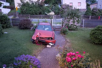 Unfall in Berthelsdorf: Laternenpfahl und Gartenzaun gehen zu Bruch - Am frühen Donnerstagmorgen raste ein Pkw in Berthelsdorf durch einen Gartenzaun.