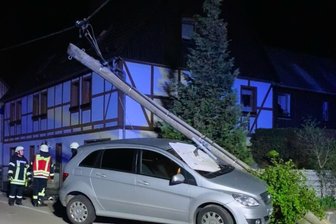 Unfall in Bobritzsch-Hilbersdorf: Auto prallt gegen Mast, Energieversorger schaltet Strom ab - Am Samstagabend ist in Niederbobritzsch ein Auto gegen einen Mast gefahren.