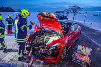 Unfall in Callenberg: B 180 musste zwei Stunden lang gesperrt werden - Unfall auf der B 180 in Callenberg. Die freiwillige Feuerwehr war im Einsatz.