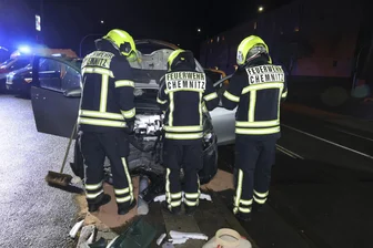 Unfall in Chemnitz: 82-Jährige fährt Ampelmast um - Ein Toyota ist am Montagabend auf der Bernsdorfer Straße gegen eine Ampel gefahren.