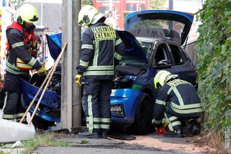 Unfall in Chemnitz: Auto prallt gegen Lichtmast - Der Skoda prallte in Chemnitz frontal mit einem Lichtmast zusammen.