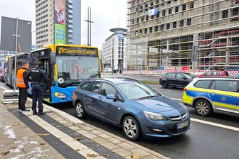 Unfall in Chemnitz: Fahrgast in Linienbus verletzt - An der Ecke Brückenstraße/Bahnhofstraße kam es zur Kollision.