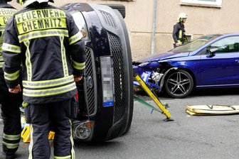 Unfall in Chemnitz: Ford beim Einparken umgekippt - Die Feuerwehr bei der Bergung des Fahrzeugs an der Dürerstraße.