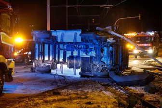 Unfall in Chemnitz: Kleinlaster kippt um, Fahrer im Krankenhaus - In Chemnitz war die Stollberger Straße wegen eines Unfalls für mehrere Stunden gesperrt.