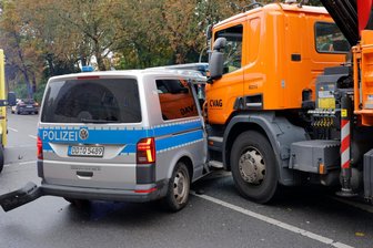 Unfall in Chemnitz: Polizeiauto stößt mit LKW zusammen - Ein Polizeiwagen war am Mittwochnachmittag in einen Unfall verwickelt.
