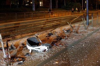 Unfall in Chemnitz: SUV zerstört Haltestelle - 25.000 Euro Sachschaden hinterließ ein Unfall an der Stollberger Straße.