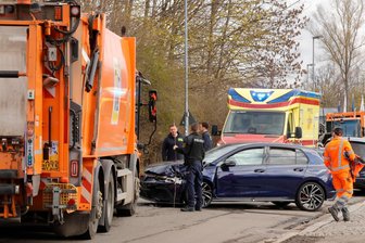 Unfall in Chemnitz: VW-Fahrer übersieht Müllauto - Auf der Nordstraße kam es zum Zusammenstoß eines VW mit einem Müllauto.